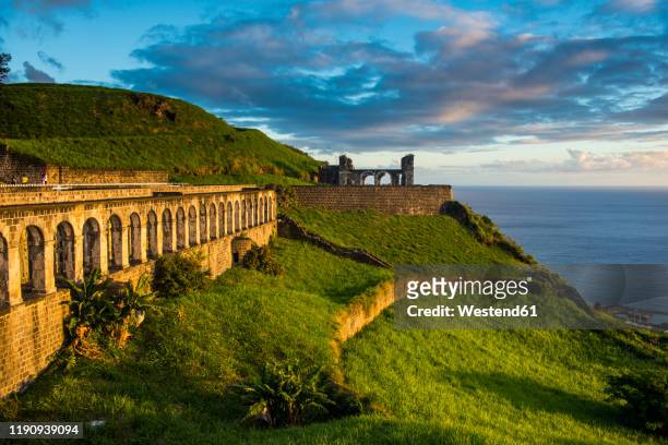 brimstone hill fortress by sea against sky, st. kitts and nevis, caribbean - saint kitts stockfoto's en -beelden