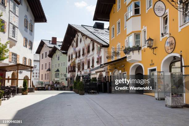 street amidst buildings at hinterstadt, kitzbhel, tyrol, austria - kitzbühel stockfoto's en -beelden