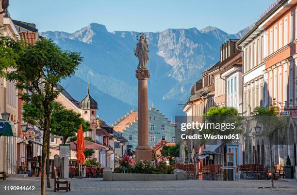 marian column on untermarkt, murnau against mountain, germany - murnau photos et images de collection