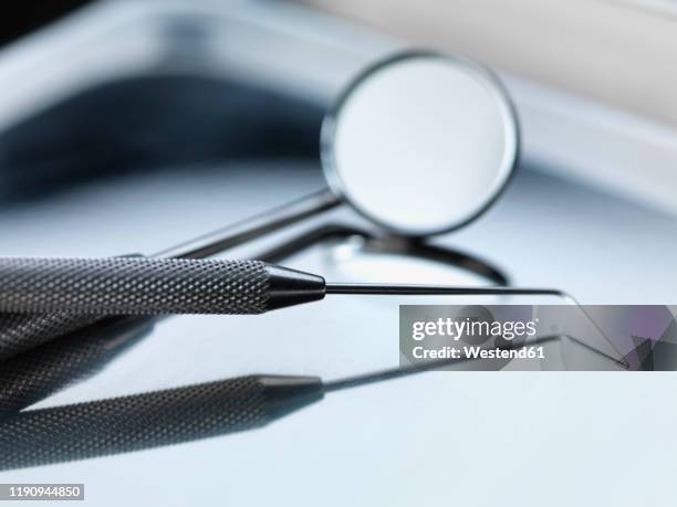close-up of periodontal probe with angled mirror in tray at hospital - espejo dental fotografías e imágenes de stock