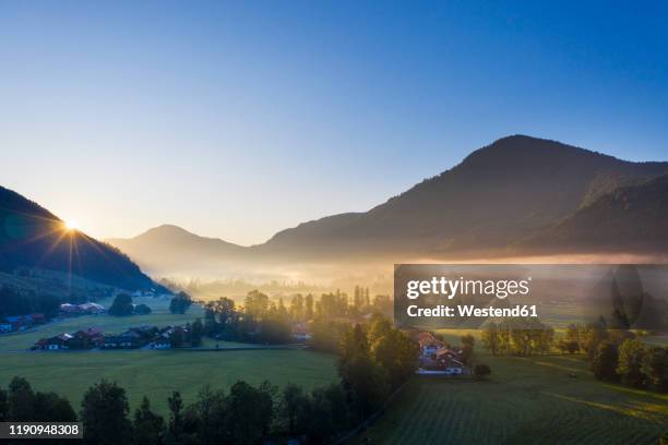 germany, bavaria, upper bavaria, isarwinkel, jachenau, rural landscape in fog at sunrise - bavaria photos et images de collection