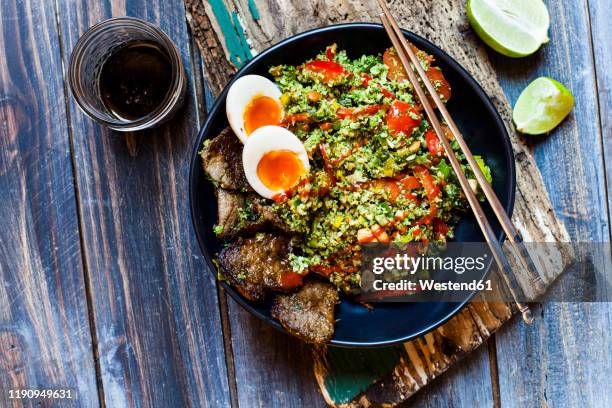 thai style fried broccoli rice(shreddedbroccoli)with beef slices, eggs, and spicy sauce(ketogenicdiet, paleodiet, lowcarb) - ketogenic diet stock pictures, royalty-free photos & images