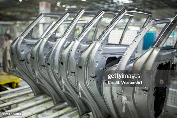 modern automatized car production in a factory, row of car doors - production of trumpchi suvs at a guangzhou automobile group co plant stockfoto's en -beelden