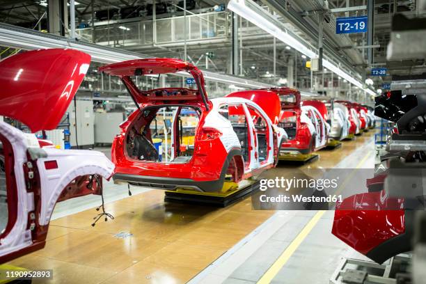 modern automatized car production in a factory - car manufacturing fotografías e imágenes de stock