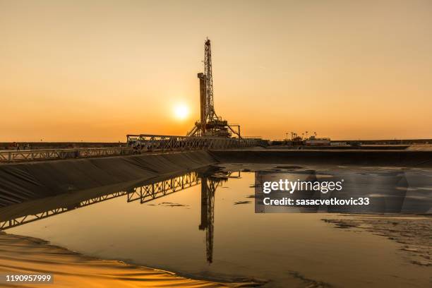 Fracking Rig Night Photos and Premium High Res Pictures - Getty Images