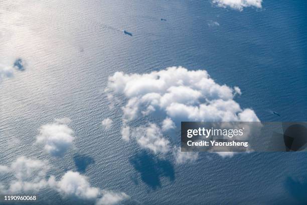 group of white cloud flying over the sea,bird view - bovenop stockfoto's en -beelden
