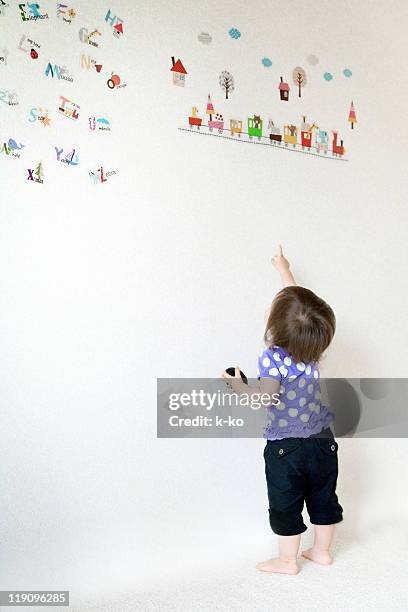 train - baby pointing stockfoto's en -beelden