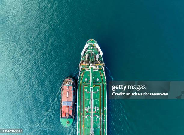 oil tankers running on sea to export, asia, thailand. - big small stock-fotos und bilder