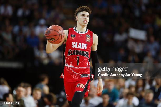 LaMelo Ball of the Hawks in action during the round 9 NBL match between the New Zealand Breakers and the Illawarra Hawks at Spark Arena on November...