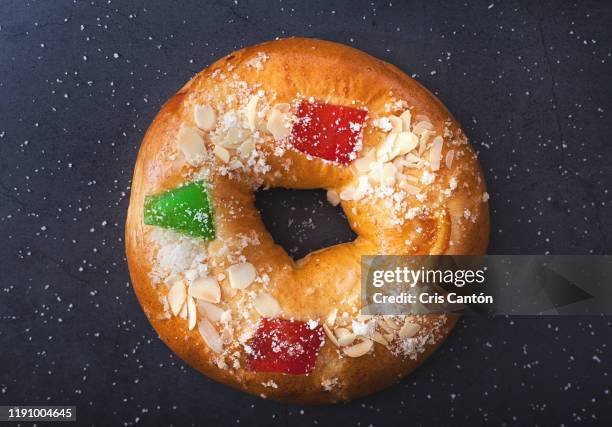 spanish epiphany cake, roscón de reyes - roscon de reyes stockfoto's en -beelden