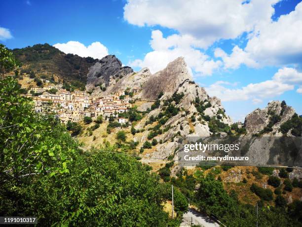 mountain village, castelmezzano, potenza, basilicata, italy - potenza 個照片及圖片檔