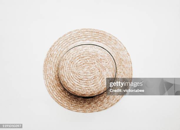 overhead view of a straw hat - strohhut stock-fotos und bilder