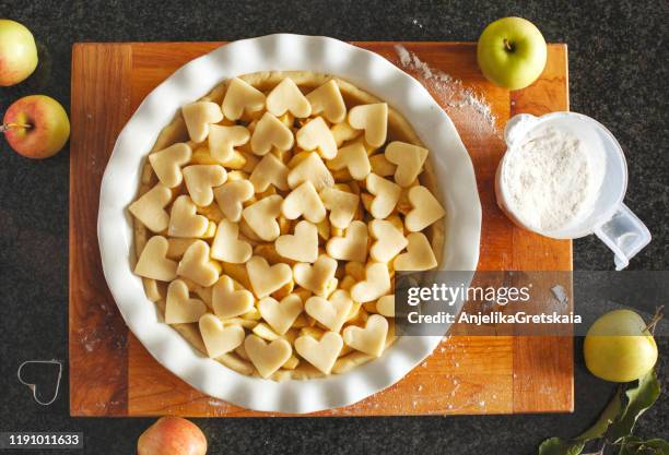 overhead view of a raw apple pie ready to go into the oven - american pie stockfoto's en -beelden