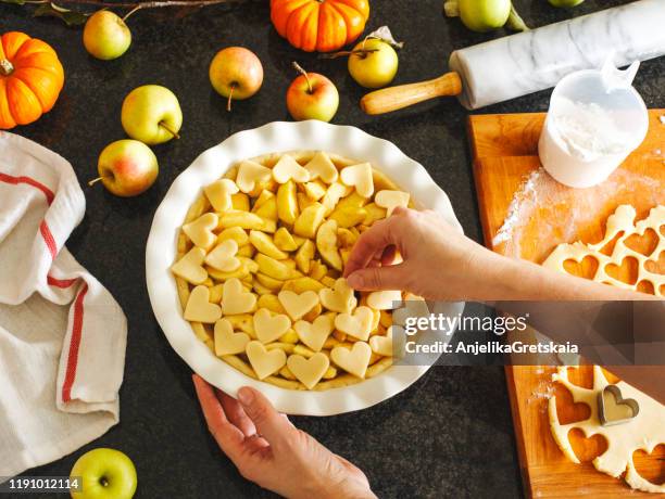 woman preparing traditional apple pie - american pie stockfoto's en -beelden