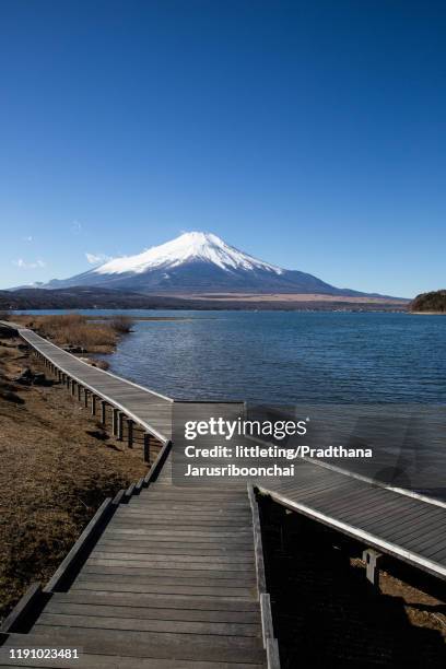 mt.fuji view along lake yamanaka view - yamanaka lake stockfoto's en -beelden