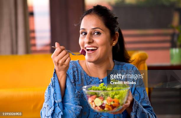 mulher que come a salada de fruta - indian food - fotografias e filmes do acervo