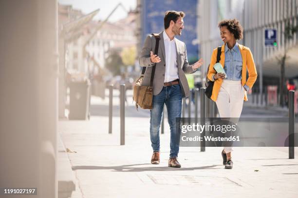 young man and woman in the city on the go - businessmen casual not phone walking stock pictures, royalty-free photos & images