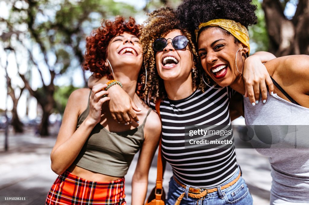 Trois jeunes femmes appréciant dans la ville