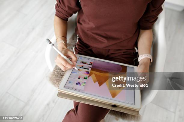 female web designer using tablet at home - web designer stockfoto's en -beelden