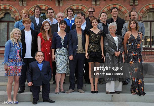 Emma Watson, Rupert Grint, Ralph Fiennes, Robbie Coltrane, Warwick Davis, Tom Felton, Michael Gambon, Domnhall Gleeson, Jason Isaacs, Matt Lewis,...