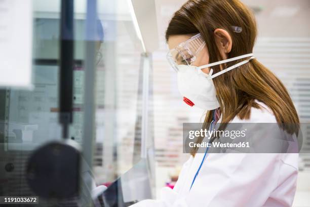 Science Labmask Chemistry Lab Mask Photos and Premium High Res Pictures - Getty Images