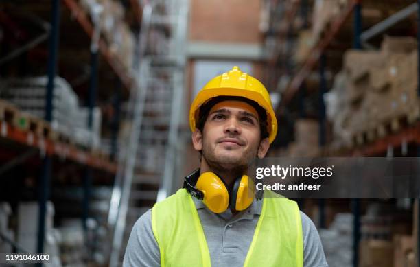 portret van een doordachte werknemer die in een magazijn werkt - dream deliveries stockfoto's en -beelden