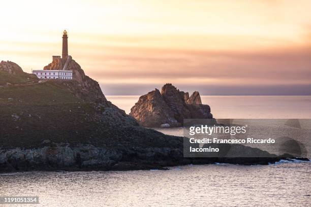 faro cabo vilano (cape vilan lighthouse) at sunset, galicia, spain. - galizien stock-fotos und bilder