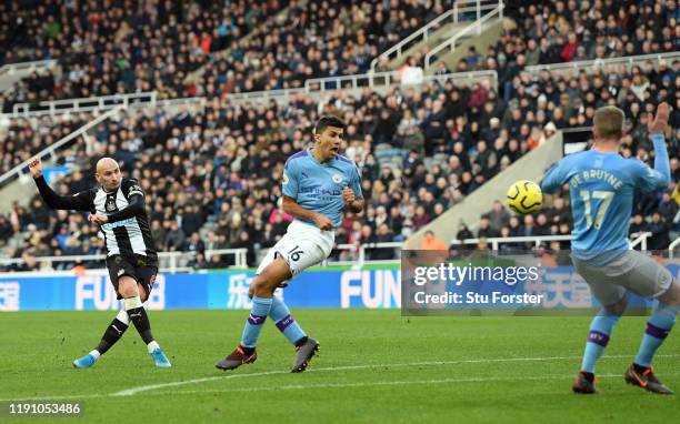 Newcastle player Jonjo Shelvey shoots to score the 2nd Newcastle goal despite the attentions of city players Rodri and Kevin De Bruyne during the...
