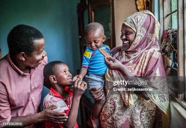 glücklich afro familienportrait zu hause - ostafrika stock-fotos und bilder