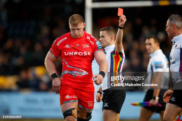 Jean-Luc Du Preez of Sale Sharks leaves the pitch following his red card from referee Luke Pearce during the Gallagher Premiership Rugby match...