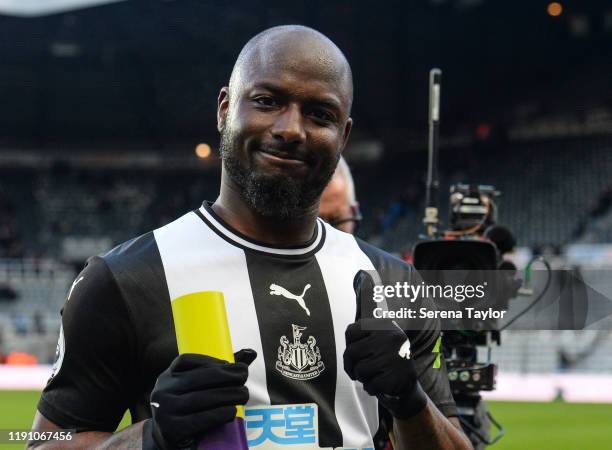 Jetro Willems of Newcastle United gives the thumbs up after receiving the man of the match award during the Premier League match between Newcastle...