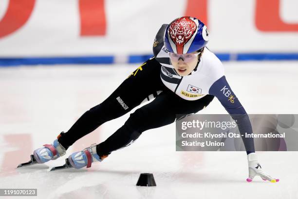 Noh Ah Rum of South Korea competes in the Ladies' 1000m Semifinal during the ISU World Cup Short Track at the Nippon Gaishi Arena on November 30,...