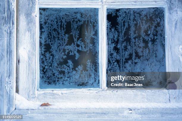 frost on a old window - verre dépoli photos et images de collection