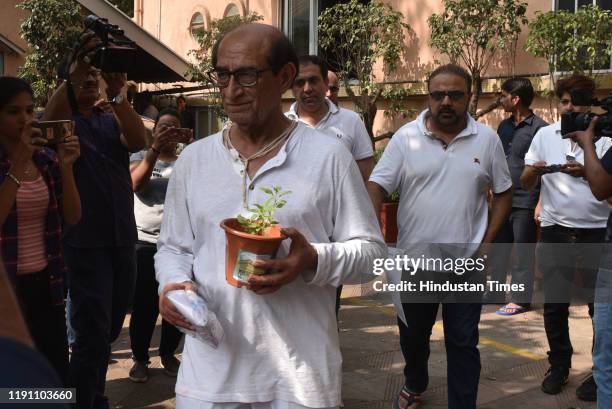 Television actors Kushal Punjabis father during the funeral of his son at Santa Cruz crematorium, on December 28, 2019 in Mumbai, India. Punjabi...