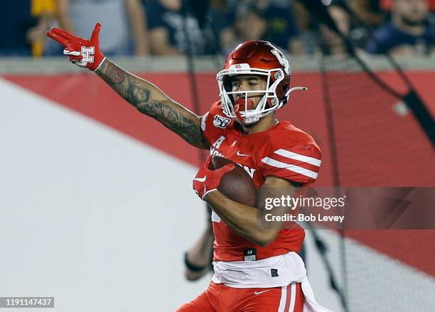 Tre'von Bradley of the Houston Cougars runs for a 67-yard touchdown after a reception against the Navy Midshipmen during the first quarter on...