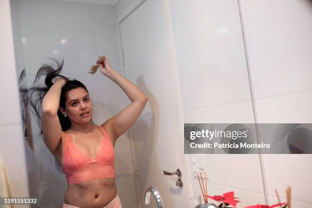 mulher penteando seu cabelo em frente ao espelho, vestindo lingerie - penteando 個照片及圖片檔