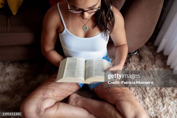 mulher lendo a bíblia - lendo 個照片及圖片檔