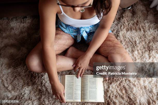 mulher lendo a bíblia - lendo ストックフォトと画像