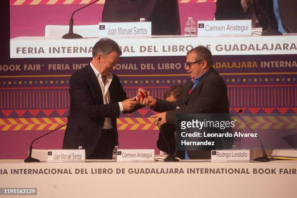 The former president of Colombia and Nobel Peace Price winner Juan Manuel Santos and Rodrigo Londoño greet each other at the end of the meeting "La...