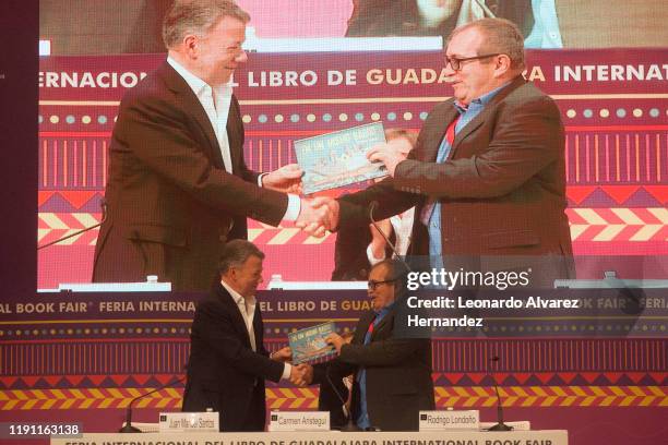 The former president of Colombia and Nobel Peace Price winner Juan Manuel Santos and Rodrigo Londoño greet each other at the end of the meeting "La...