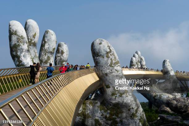 golden bridge - vietnam foto e immagini stock