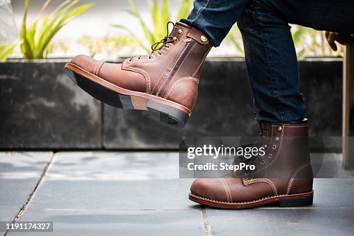 Modelo de moda vestindo jeans e botas marrons com zíper. Modelo de moda vestindo jeans e botas marrons com zíper.