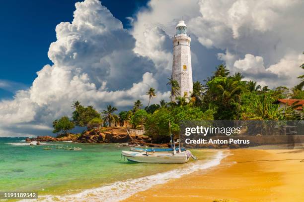 white lighthouse dondra head and tropical palms, sri lanka - negombo stock pictures, royalty-free photos & images