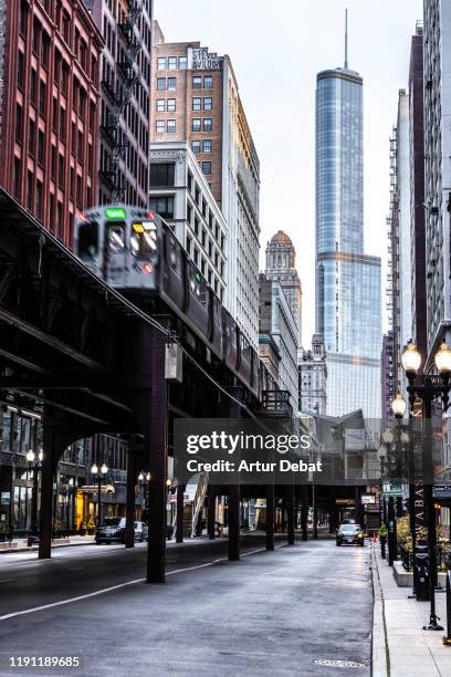 streets of chicago downtown with the loop elevated train and skyscraper. - loop stock-fotos und bilder