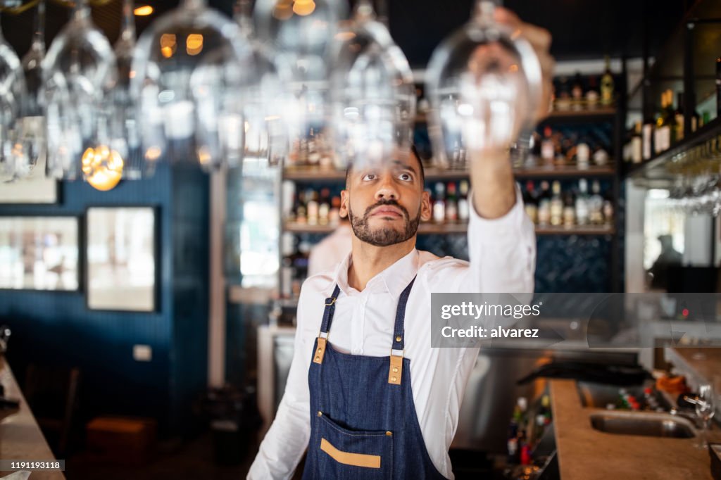 Barman travaillant au café