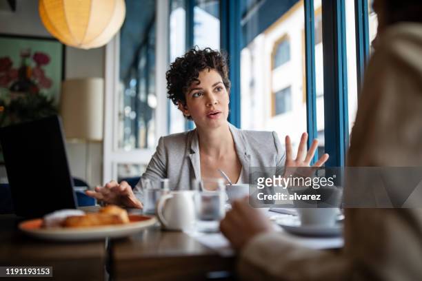 geschäftspartner treffen sich in einem restaurant - breakfast meeting stock-fotos und bilder