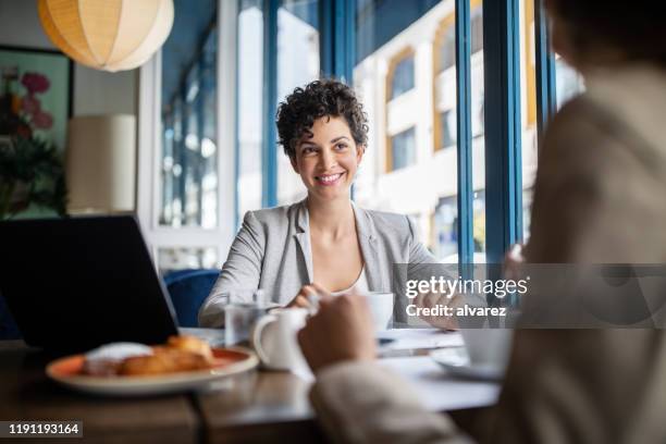 geschäftsfrauen treffen sich im café - breakfast meeting stock-fotos und bilder