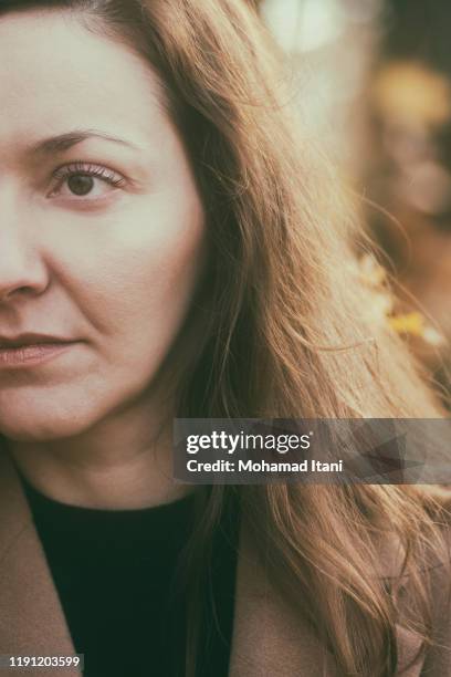 close up of 40 years old caucasian woman looking away - 40 44 years woman caucasian stockfoto's en -beelden