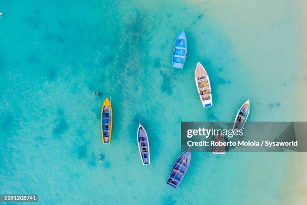 boats in the crystal sea from above, indian ocean, mauritius - mauritius beach stock-fotos und bilder