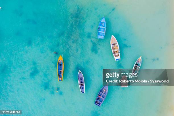 boats in the crystal sea from above, indian ocean, mauritius - barca a remi foto e immagini stock